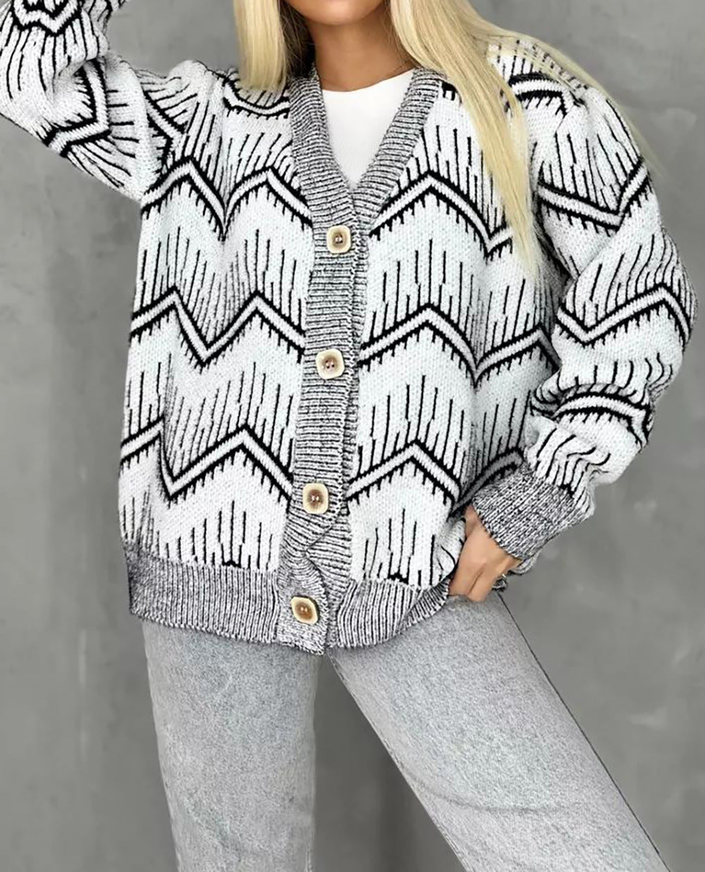 Kvinnors kofta med zigzag-mönster och knappdetaljer Mirla-Eva Jonsson