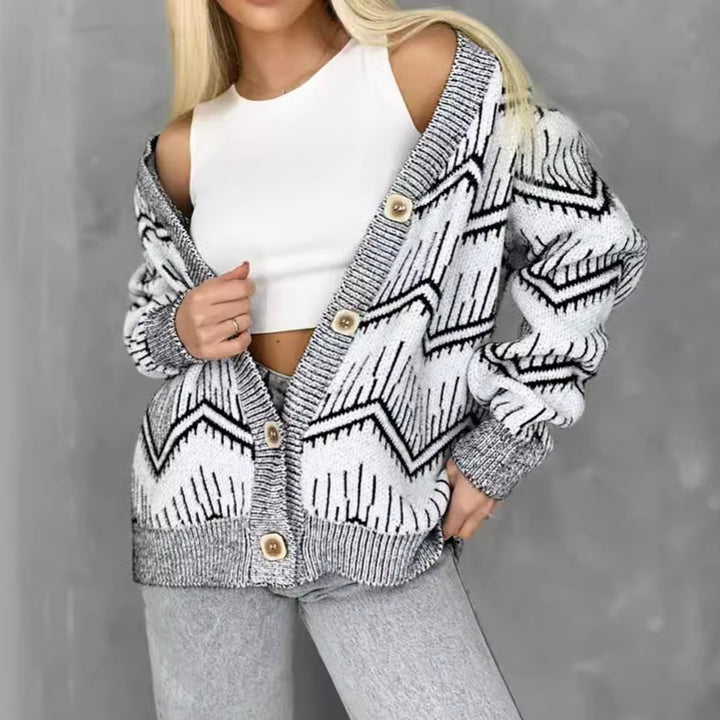 Kvinnors kofta med zigzag-mönster och knappdetaljer Mirla-Eva Jonsson