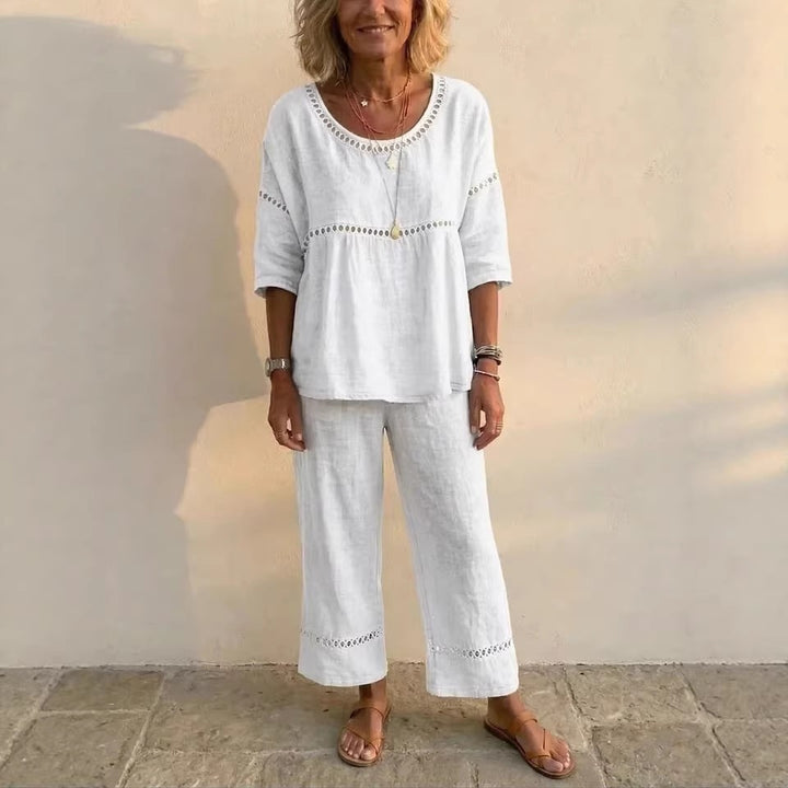 Kvinnors kompletta loungedress set gjort av linne med luftig passform och spetsdetaljer Mirla-Eva Jonsson
