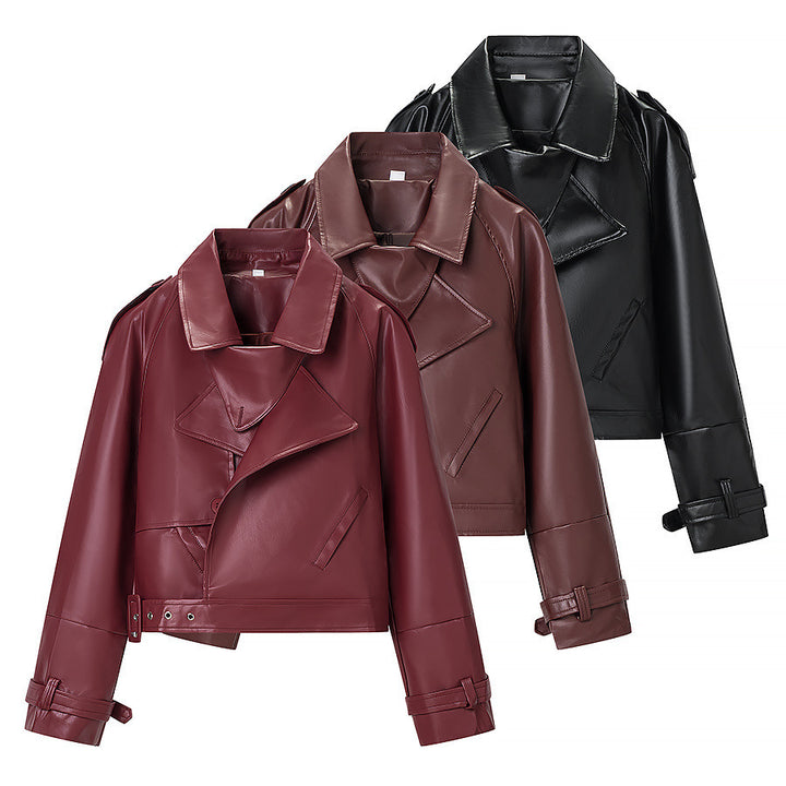 Kvinnors konstläderjacka i modern bikerstil med asymmetrisk krage och midjebälte Mirla-Eva Jonsson