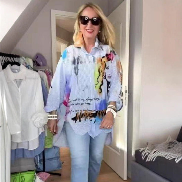Kvinnors konstnärligt designade oversized blus med unik grafisk design Mirla-Eva Jonsson