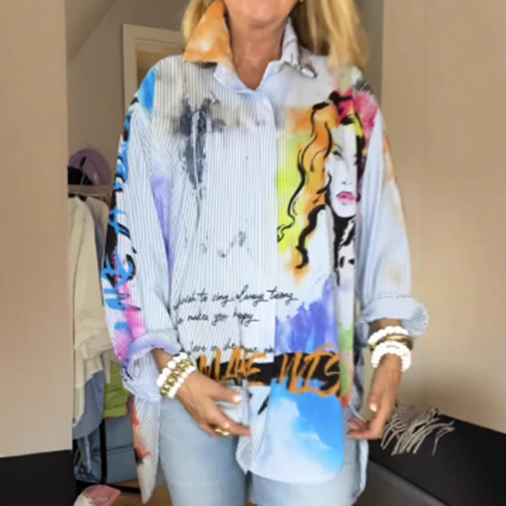 Kvinnors konstnärligt designade oversized blus med unik grafisk design Mirla-Eva Jonsson