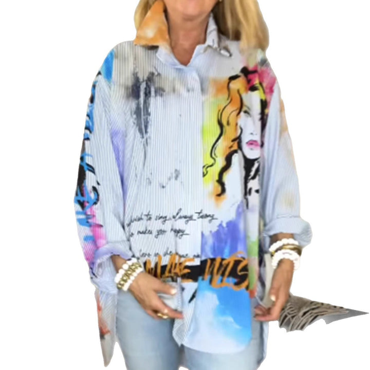 Kvinnors konstnärligt designade oversized blus med unik grafisk design Mirla-Eva Jonsson