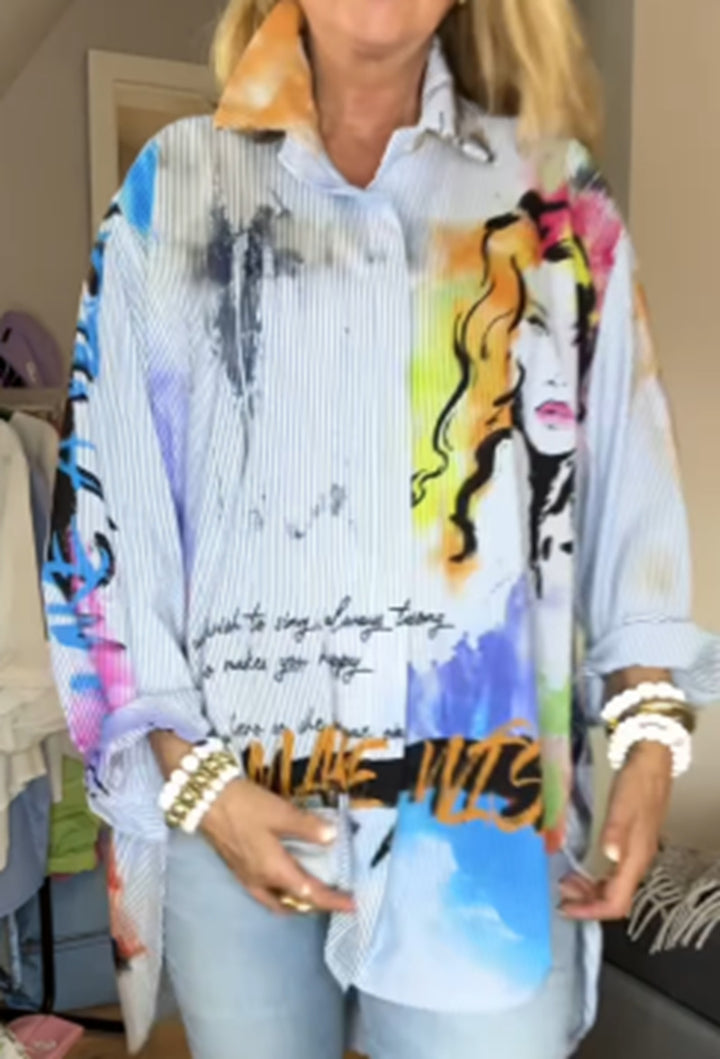 Kvinnors konstnärligt designade oversized blus med unik grafisk design Mirla-Eva Jonsson