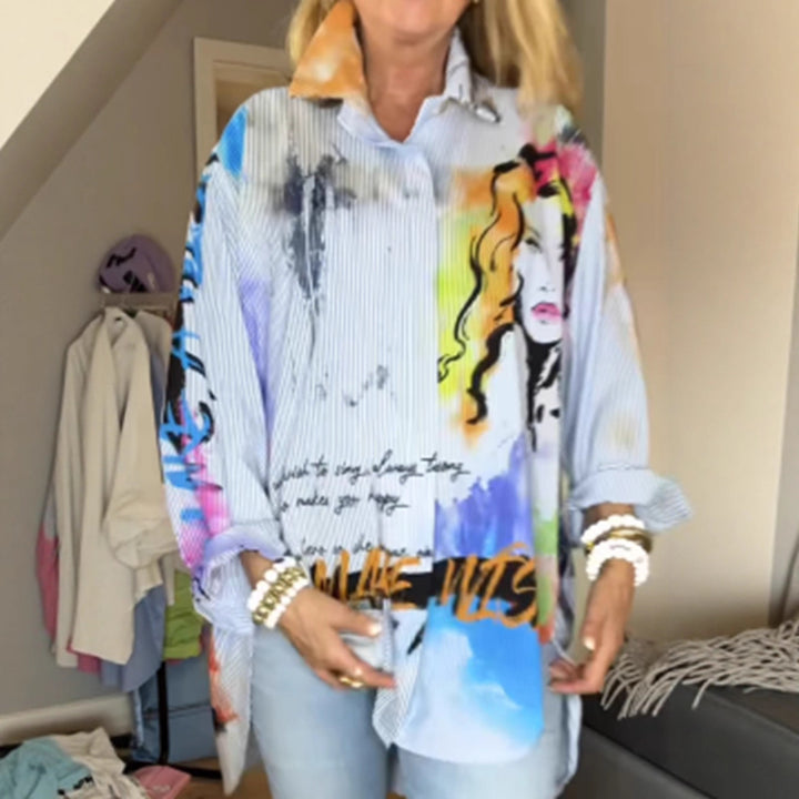 Kvinnors konstnärligt designade oversized blus med unik grafisk design Mirla-Eva Jonsson