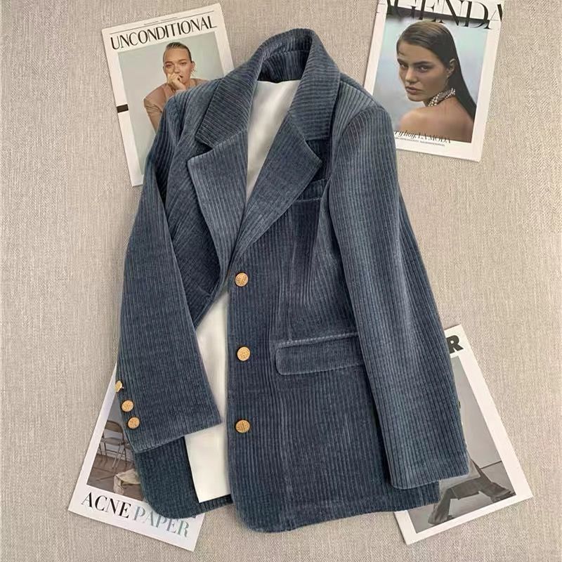 Kvinnors kord blazer med elegant skärning och detaljer av högkvalitativa knappar Mirla-Eva Jonsson