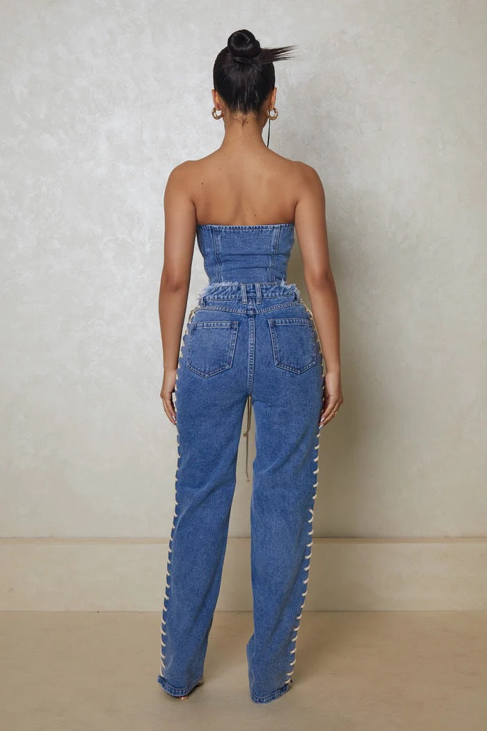 Kvinnors korsettopp med avslappnade denimbyxor och innovativ snörningsdesign Mirla-Eva Jonsson