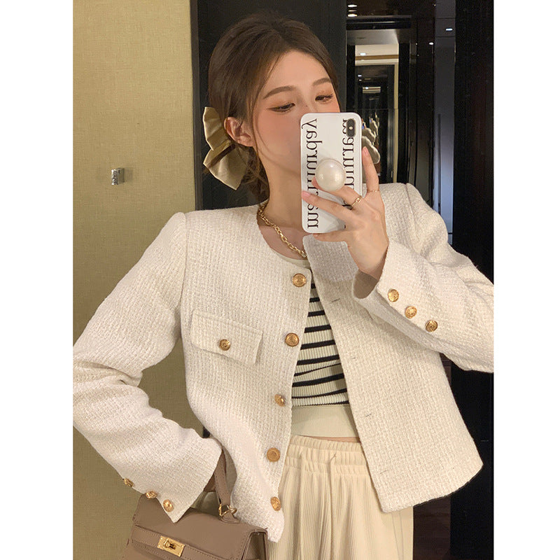 Kvinnors kort blazer med eleganta guldknappar och modern skärning-Eva Jonsson