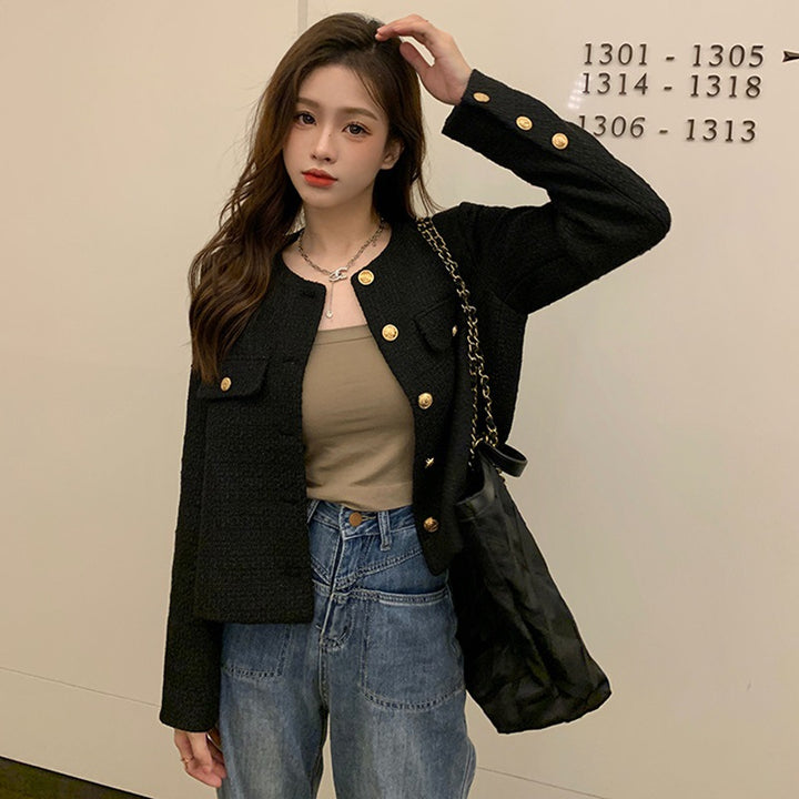 Kvinnors kort blazer med eleganta guldknappar och modern skärning-Eva Jonsson