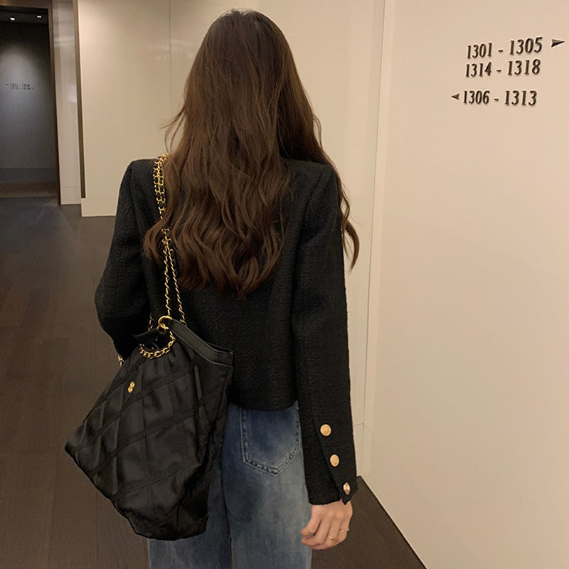 Kvinnors kort blazer med eleganta guldknappar och modern skärning-Eva Jonsson