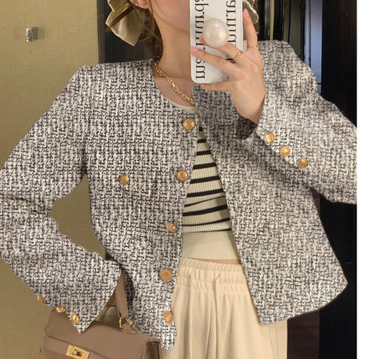 Kvinnors kort blazer med eleganta guldknappar och modern skärning-Eva Jonsson