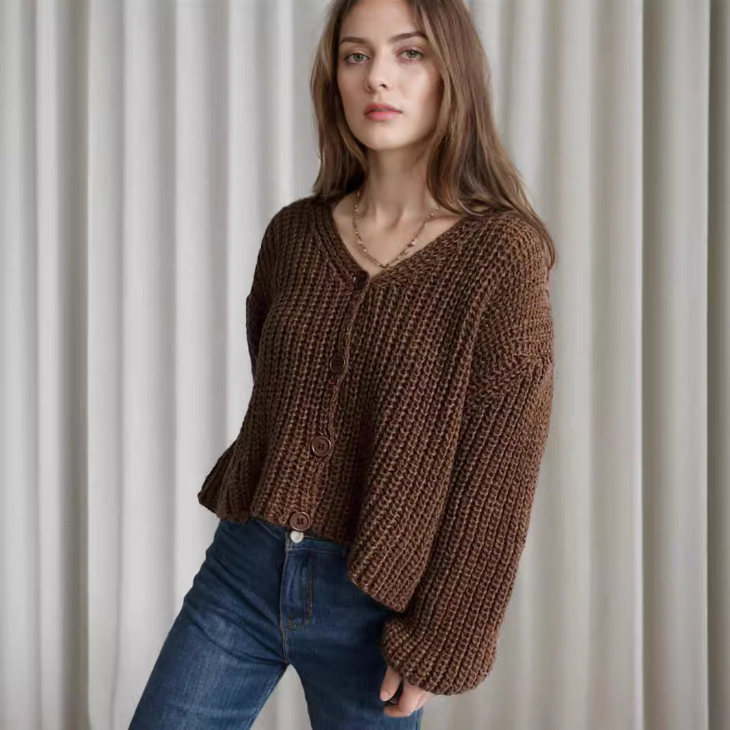 Kvinnors kort cardigan med tjock stickad struktur och stora knappar Mirla-Eva Jonsson