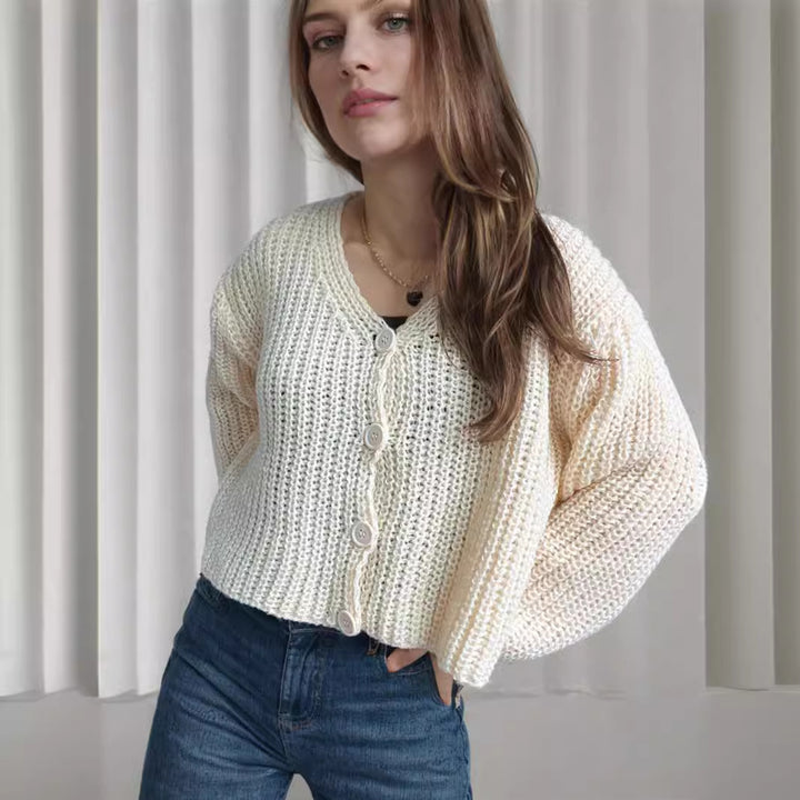 Kvinnors kort cardigan med tjock stickad struktur och stora knappar Mirla-Eva Jonsson