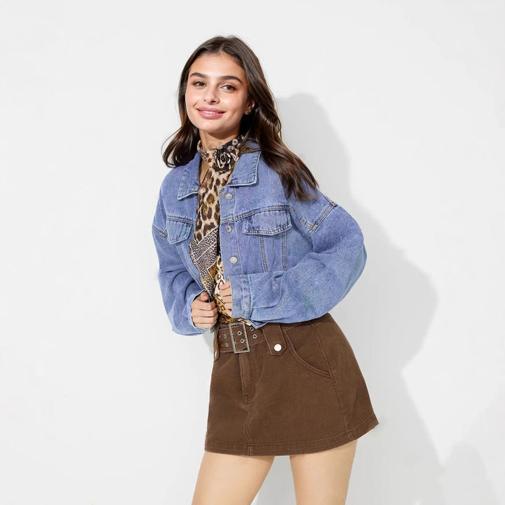 Kvinnors kort denimjacka med voluminösa ärmar och trendiga knapppdetaljer Mirla-Eva Jonsson