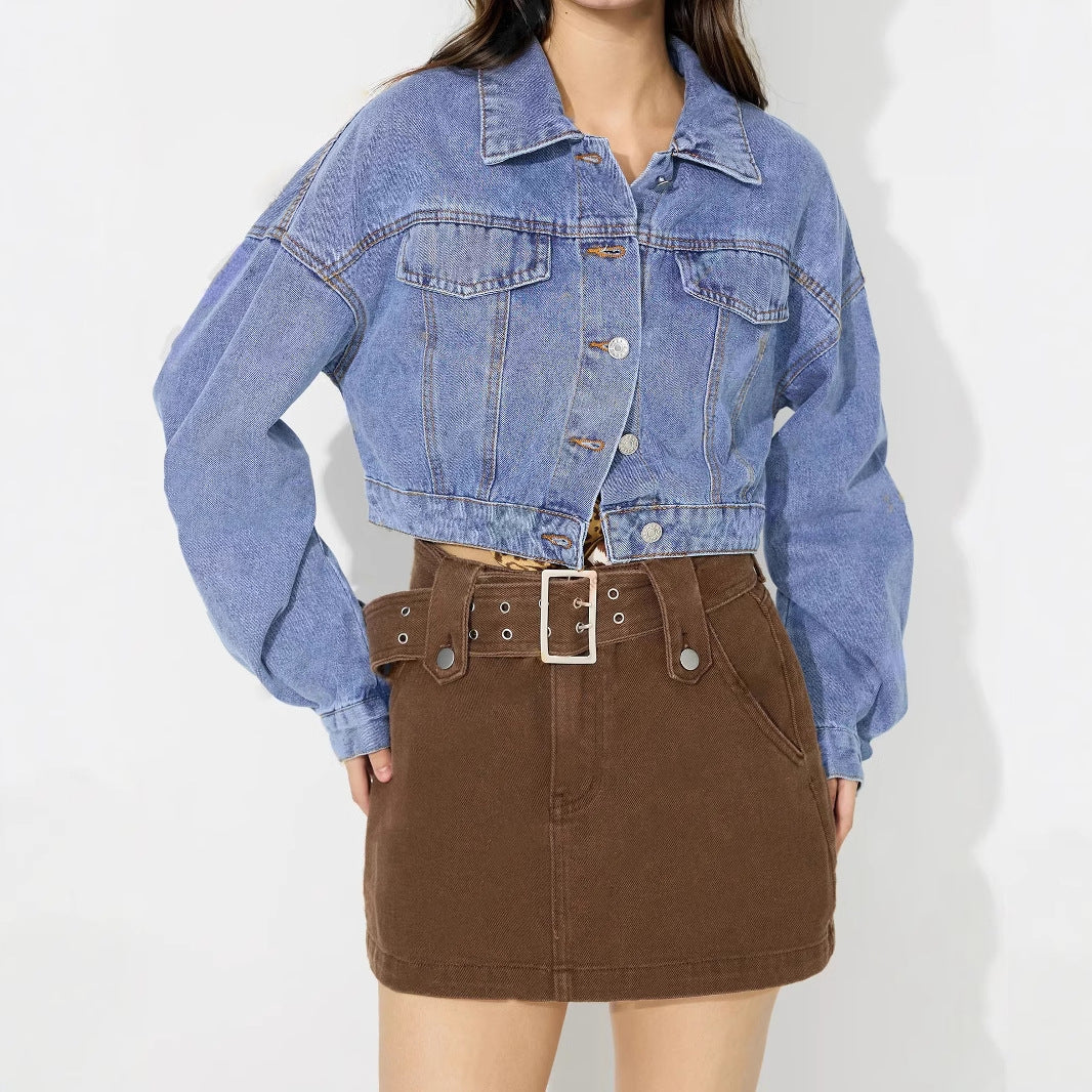 Kvinnors kort denimjacka med voluminösa ärmar och trendiga knapppdetaljer Mirla-Eva Jonsson