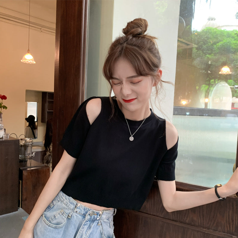 Kvinnors kort topp med off-shoulder design och modern stickad mönster-Eva Jonsson