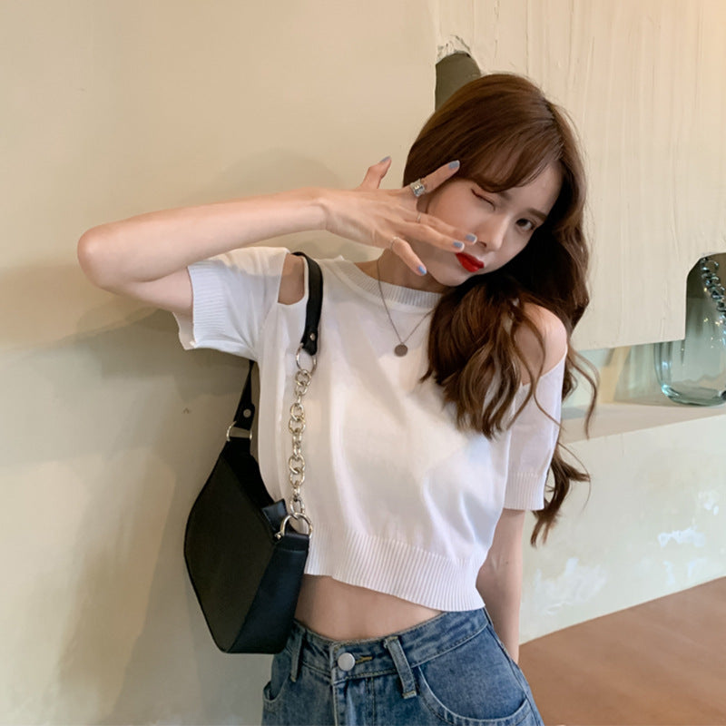 Kvinnors kort topp med off-shoulder design och modern stickad mönster-Eva Jonsson
