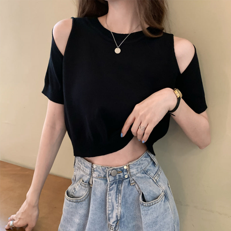 Kvinnors kort topp med off-shoulder design och modern stickad mönster-Eva Jonsson