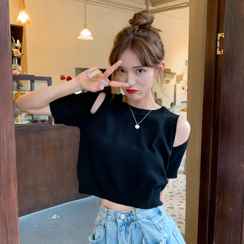 Kvinnors kort topp med off-shoulder design och modern stickad mönster-Eva Jonsson