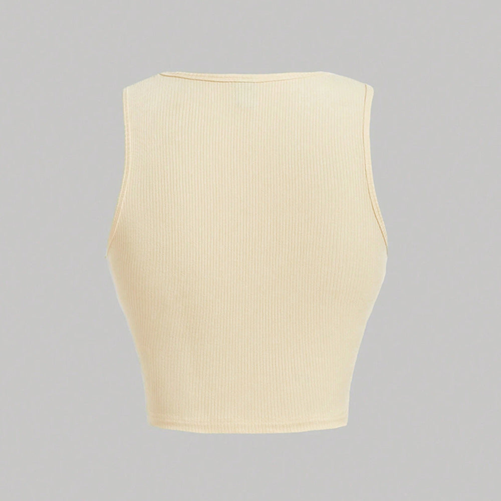 Kvinnors kort topp med ruffle detaljer och modernt design Mirla-Eva Jonsson