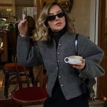 Kvinnors korta, eleganta jacka gjord av fin ullblandning med skimrande knappar Mirla-Eva Jonsson