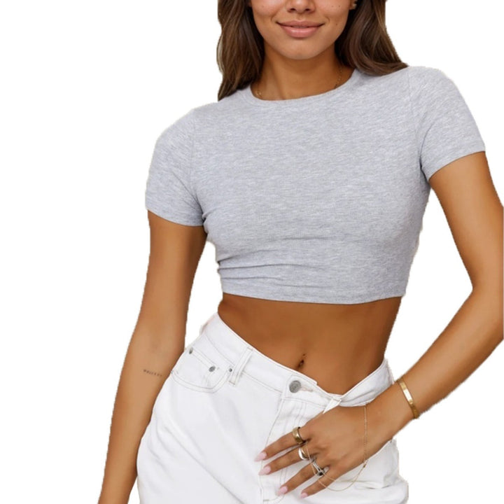 Kvinnors korta, figurnära T-shirt med elegant rund halsringning Mirla-Eva Jonsson