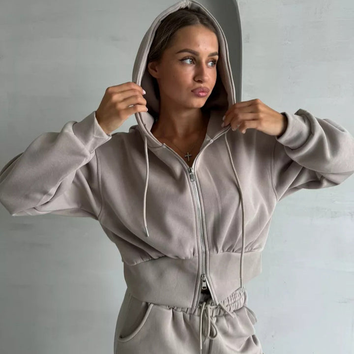 Kvinnors korta hoodie och bekväma joggingbyxor Mirla-Eva Jonsson