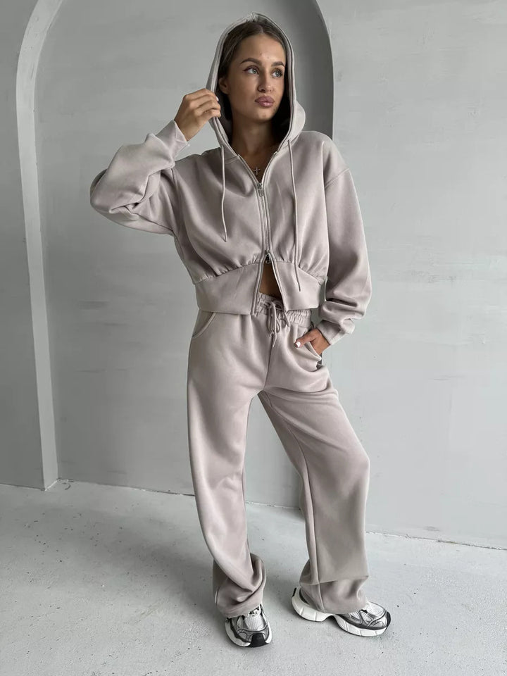 Kvinnors korta hoodie och bekväma joggingbyxor Mirla-Eva Jonsson