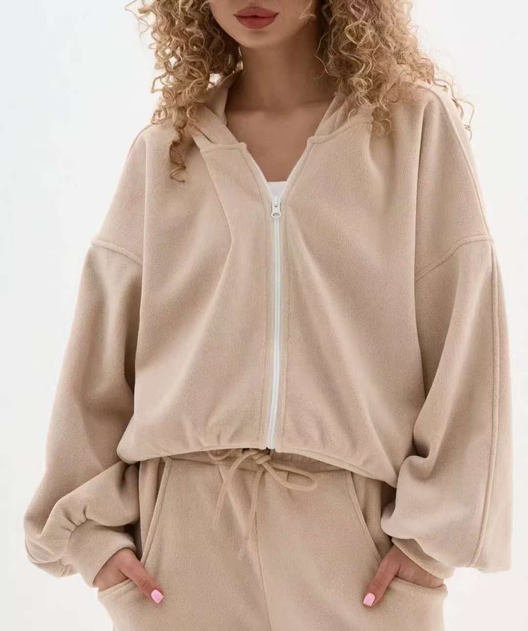 Kvinnors korta hoodiejacka i mjuk fleecematerial med dragkedja Mirla-Eva Jonsson