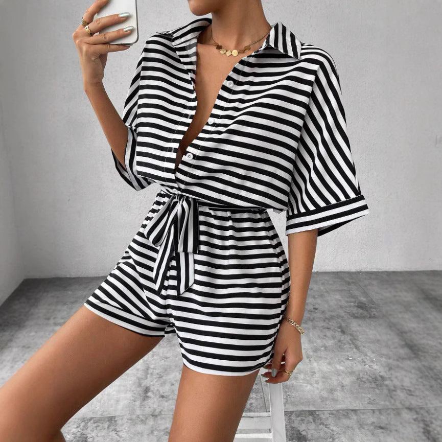 Kvinnors korta jumpsuit med randig design av Mirla-Eva Jonsson