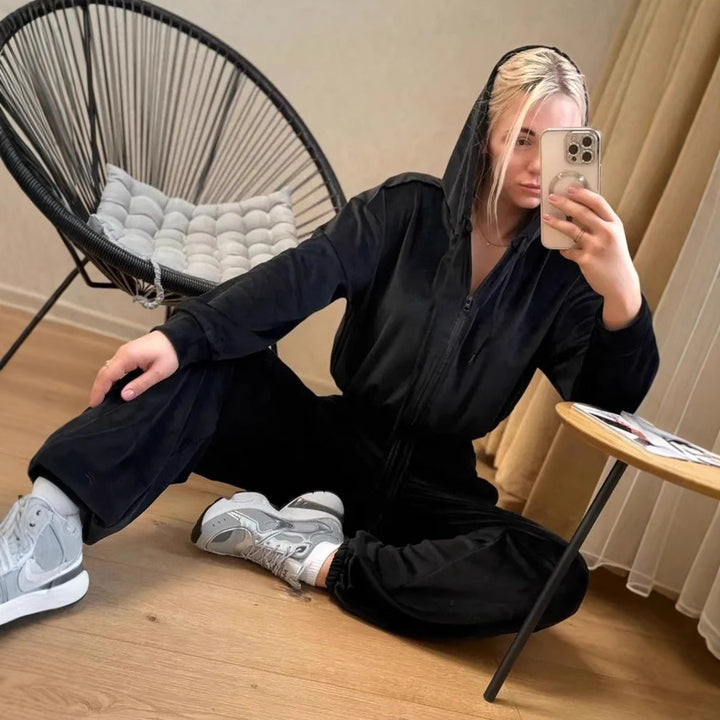 Kvinnors korta sammet leisure suit med huva Mirla-Eva Jonsson