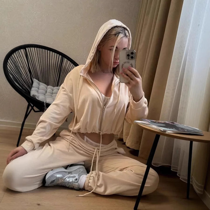 Kvinnors korta sammet leisure suit med huva Mirla-Eva Jonsson