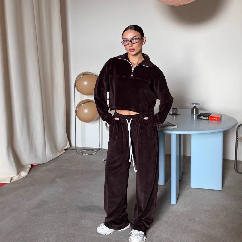 Kvinnors korta sweatshirt med halv dragkedja och vida byxor Mirla-Eva Jonsson