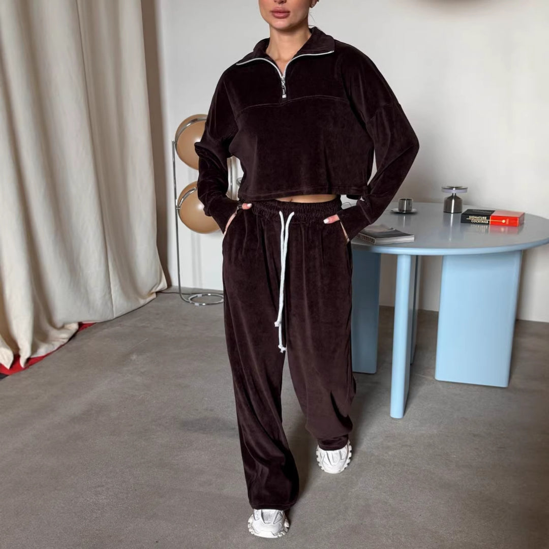 Kvinnors korta sweatshirt med halv dragkedja och vida byxor Mirla-Eva Jonsson