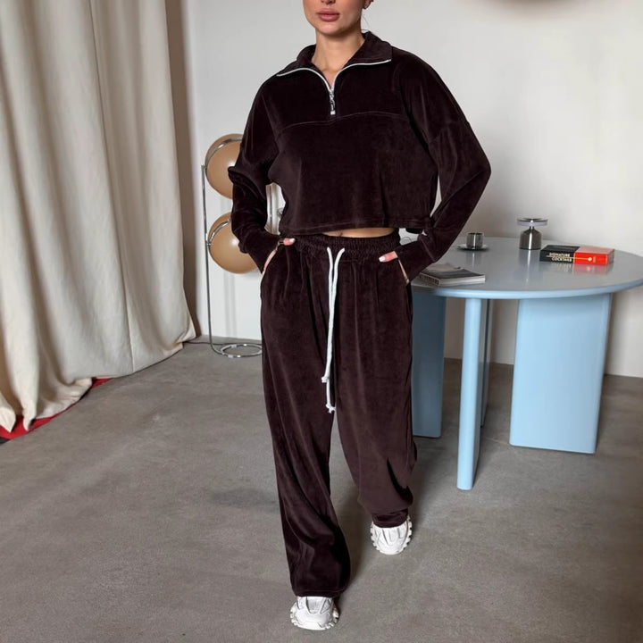 Kvinnors korta sweatshirt med halv dragkedja och vida byxor Mirla-Eva Jonsson