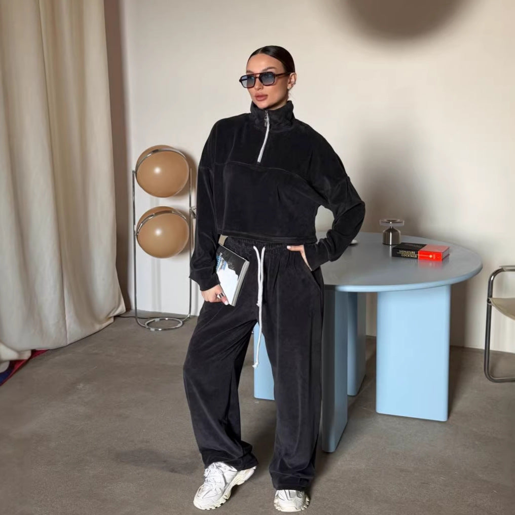 Kvinnors korta sweatshirt med halv dragkedja och vida byxor Mirla-Eva Jonsson