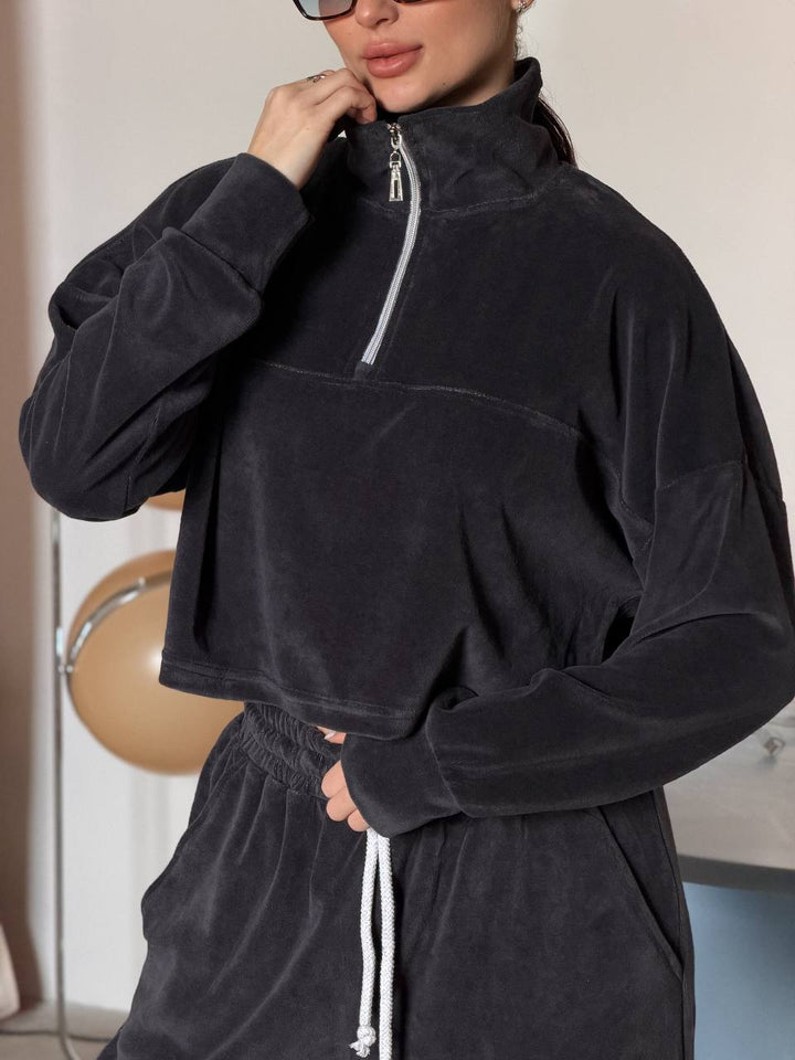 Kvinnors korta sweatshirt med halv dragkedja och vida byxor Mirla-Eva Jonsson