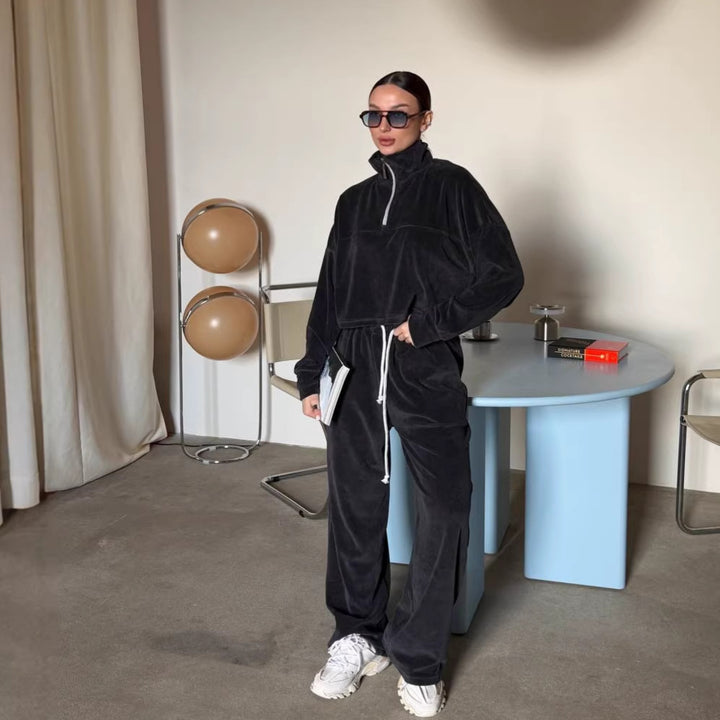 Kvinnors korta sweatshirt med halv dragkedja och vida byxor Mirla-Eva Jonsson