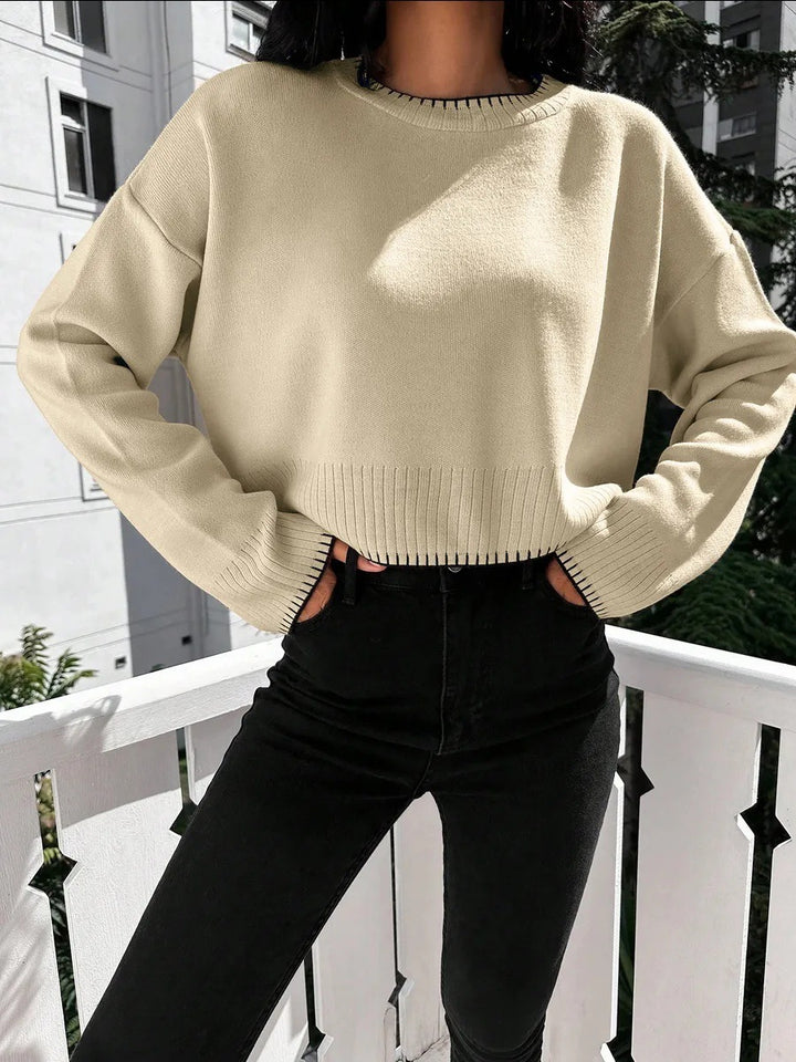 Kvinnors korta tröja med texturerad design och avslappnad skärning Mirla-Eva Jonsson