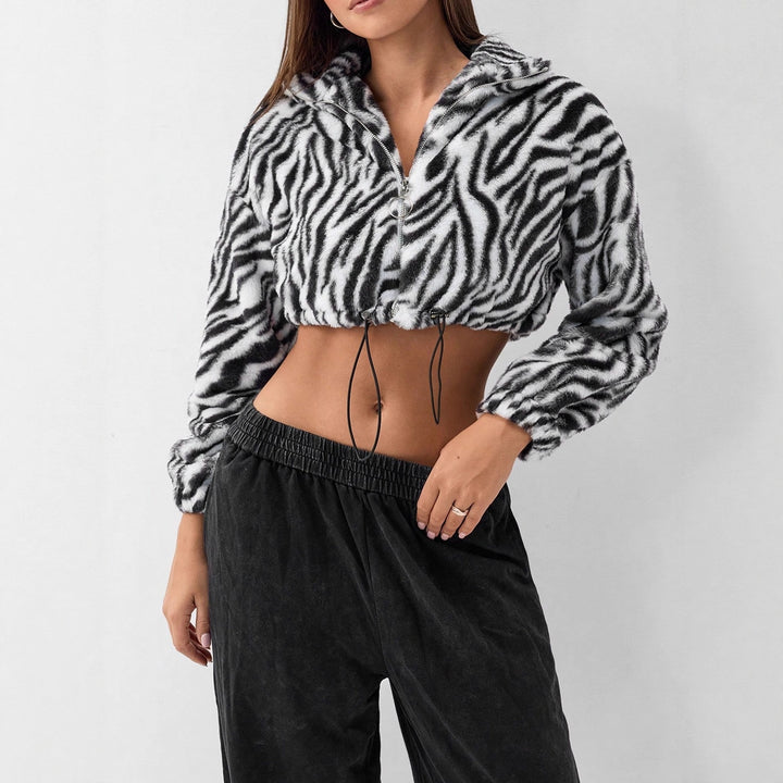 Kvinnors kortad fleecejacka med modern zebra design och elastiska manschetter Mirla-Eva Jonsson