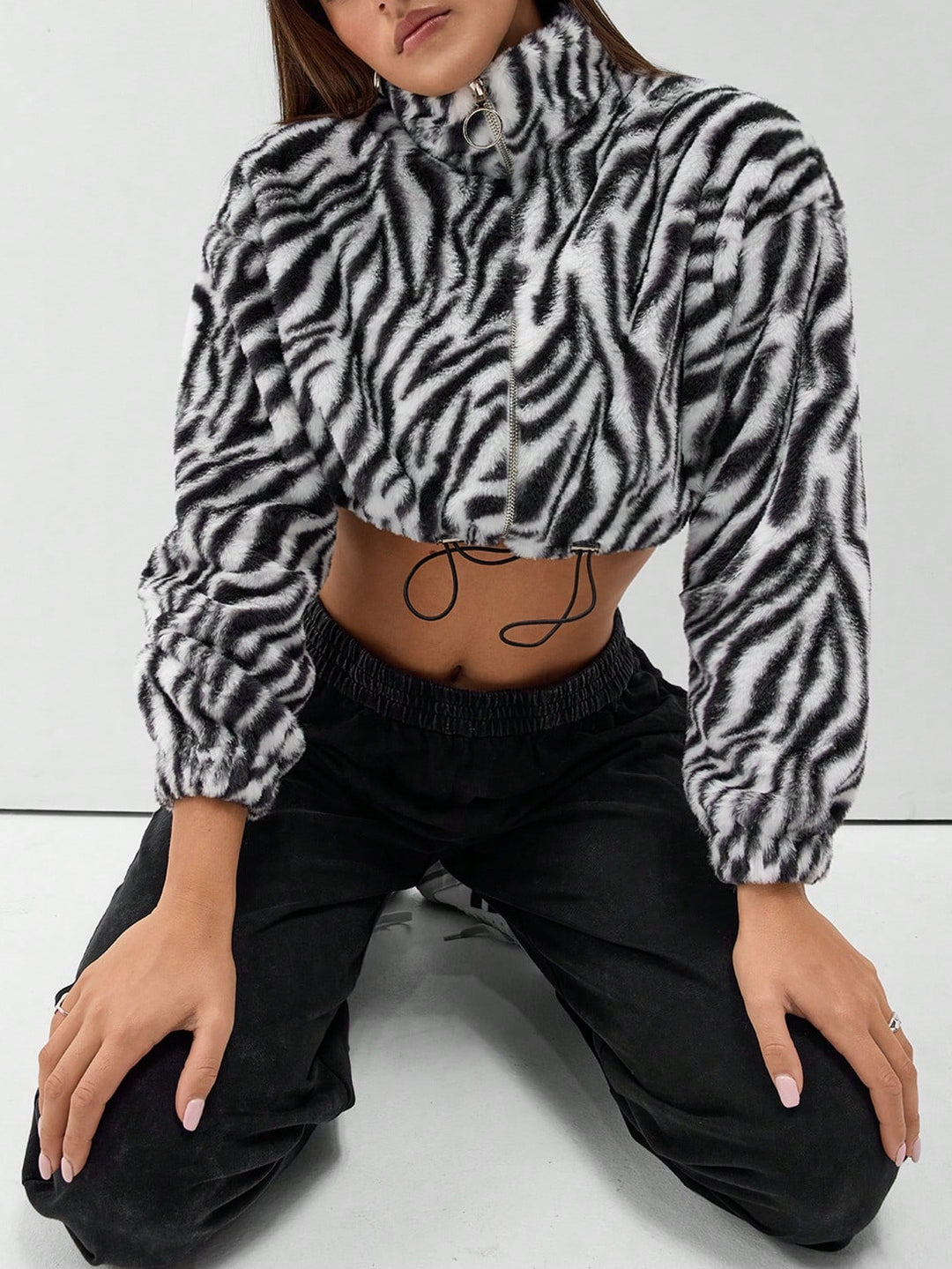 Kvinnors kortad fleecejacka med modern zebra design och elastiska manschetter Mirla-Eva Jonsson