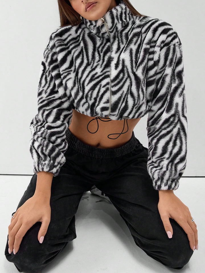 Kvinnors kortad fleecejacka med modern zebra design och elastiska manschetter Mirla-Eva Jonsson
