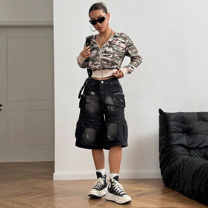 Kvinnors kortad huva jacka i modern kamouflage stil Mirla-Eva Jonsson