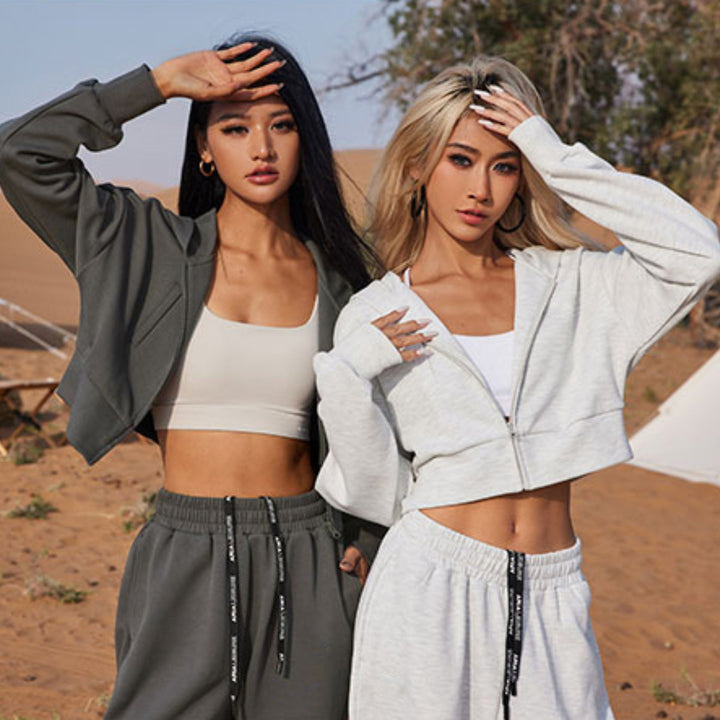 Kvinnors kortad huvtröja och bekväma joggers i en modern look Mirla-Eva Jonsson