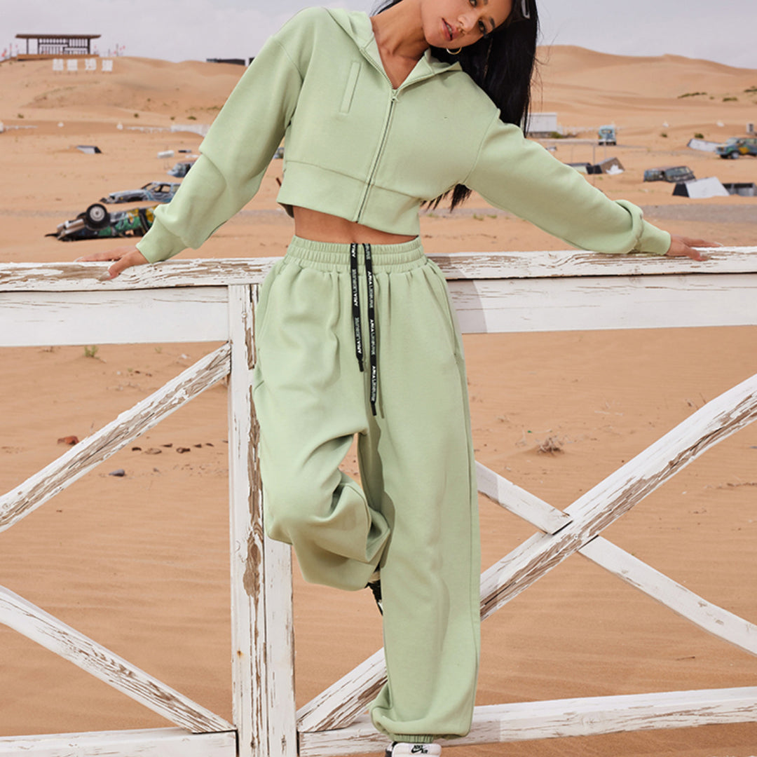 Kvinnors kortad huvtröja och bekväma joggers i en modern look Mirla-Eva Jonsson