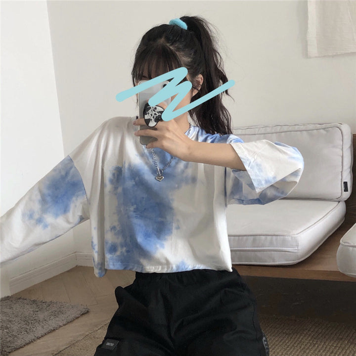 Kvinnors kortad sweatshirt med moderna batikmönster och avslappnad passform-Eva Jonsson