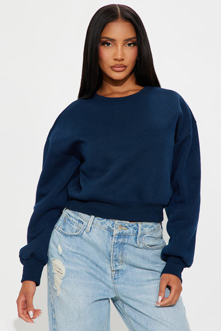 Kvinnors kortad sweatshirt med sänkt axel och bred fåll Mirla-Eva Jonsson