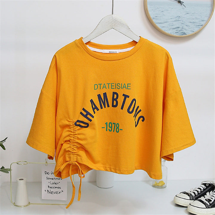 Kvinnors kortärmad T-shirt med avslappnad dragsko och kreativ text Mirla-Eva Jonsson