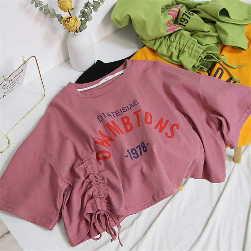 Kvinnors kortärmad T-shirt med avslappnad dragsko och kreativ text Mirla-Eva Jonsson