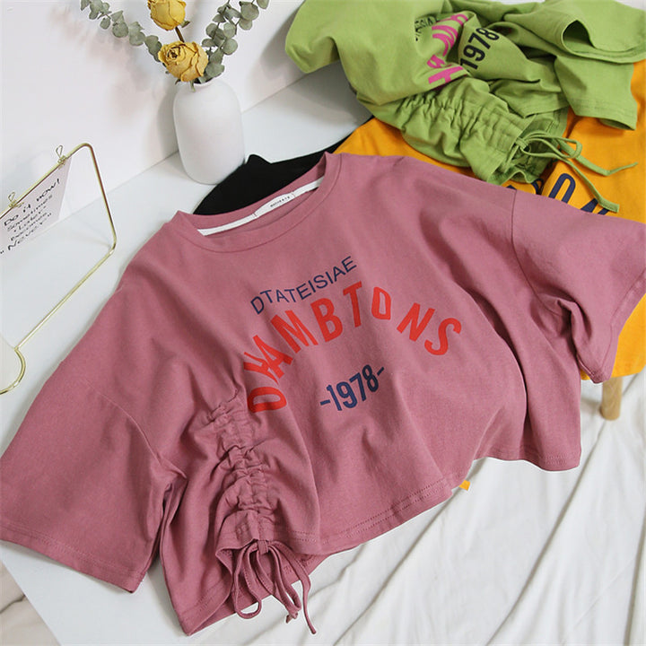 Kvinnors kortärmad T-shirt med avslappnad dragsko och kreativ text Mirla-Eva Jonsson